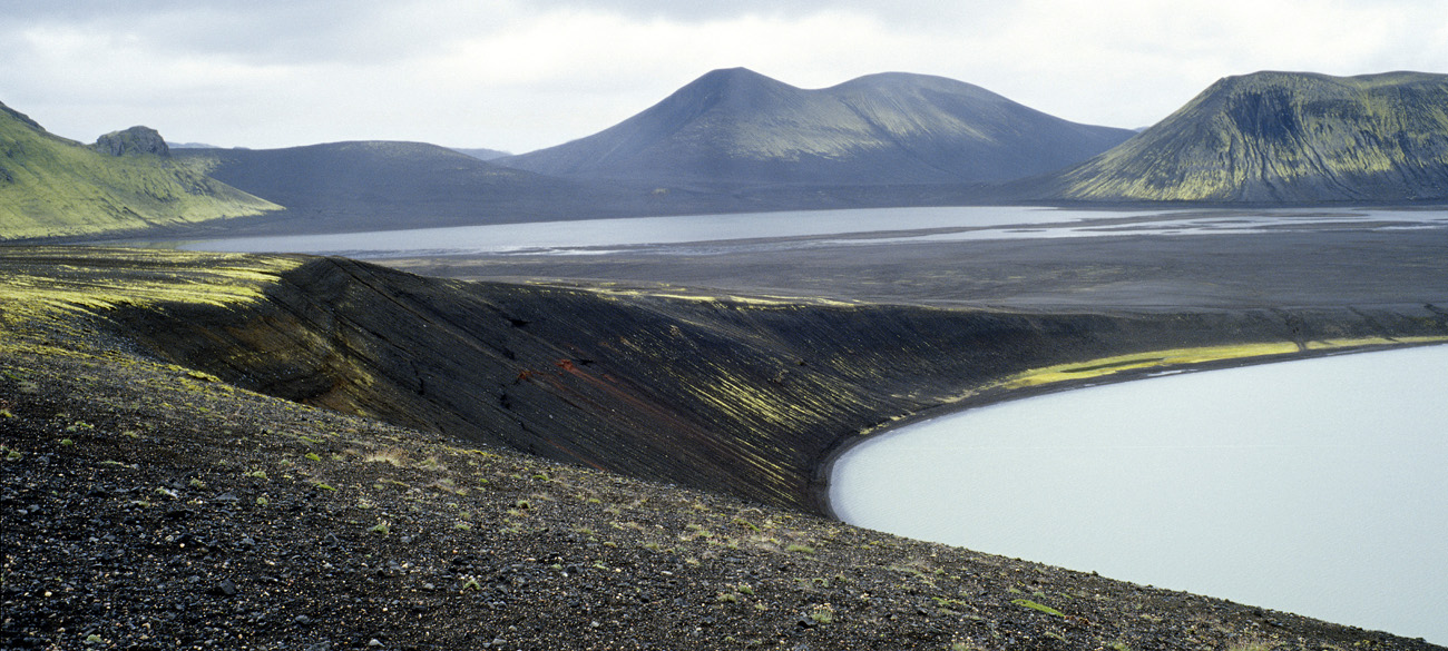 isl_122 ljotipollur pano.jpg - Islande centre Sud, août 2003 : Landmannalaugar Autour du cratère du Ljotipollur, la région est parsemée d'autres cratères érodés formant autant de petits lacs Kodak Ektachrome 100 G